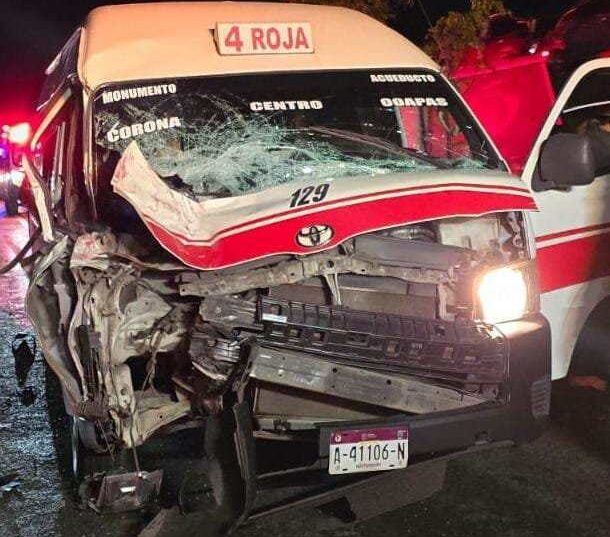 Combi de la Ruta Roja 4, impacta camellón central