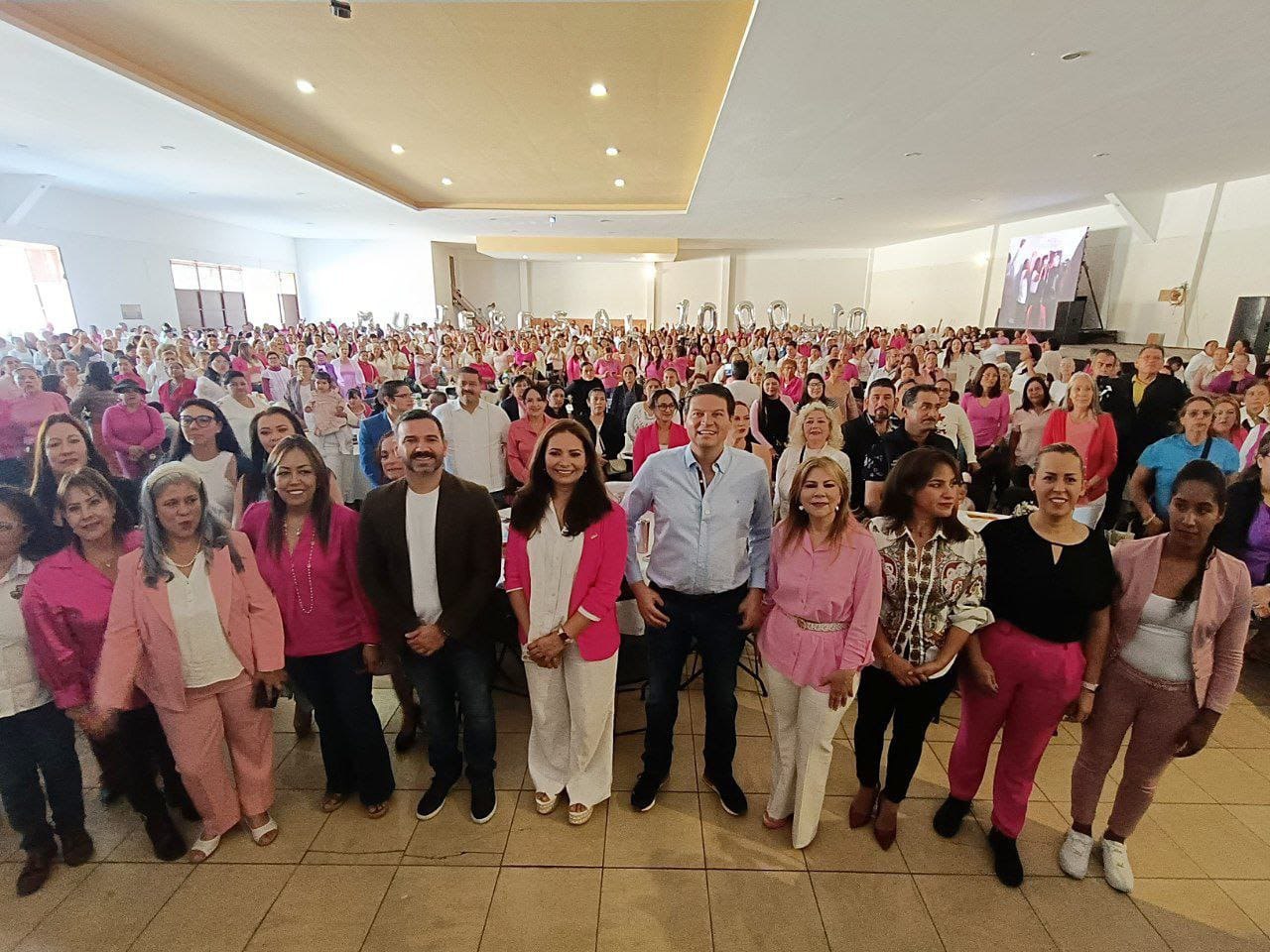 Presenta Alfonso Martínez el programa Mujeres al 1000×10