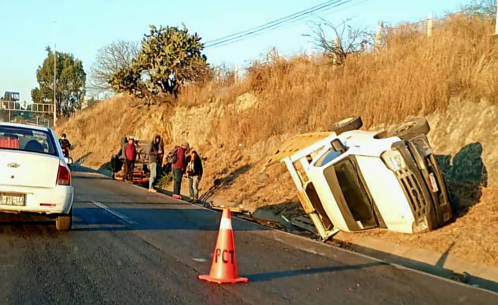 Volcadura de camioneta tras choque, sobre carretera Morelia-Salamanca