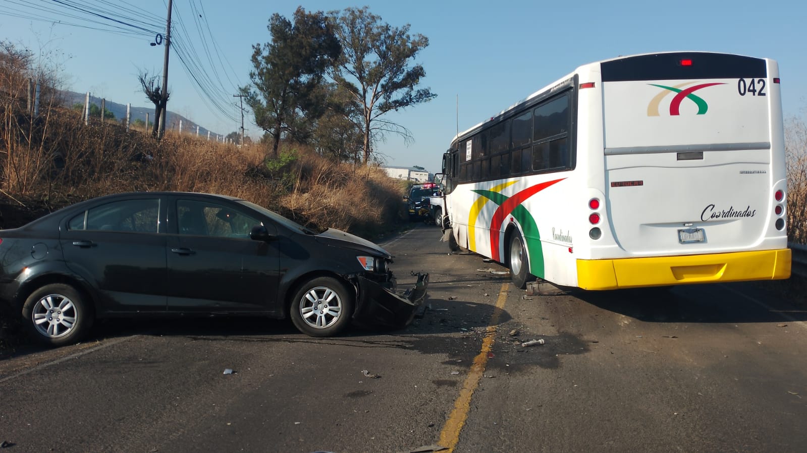 Un lesionado y daños materiales, deja choque entre particular y camión de pasajeros