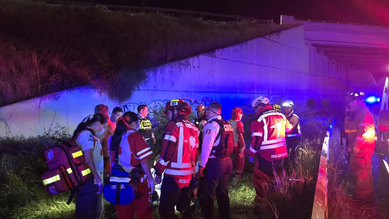 Cae a un barranco mientras estaba en una camioneta a orilla de carretera