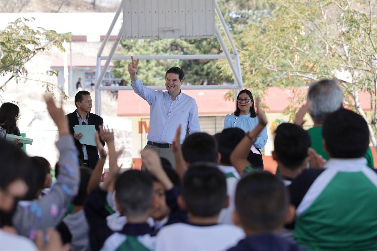 Con techumbres mejora condiciones en escuelas y centros deportivos