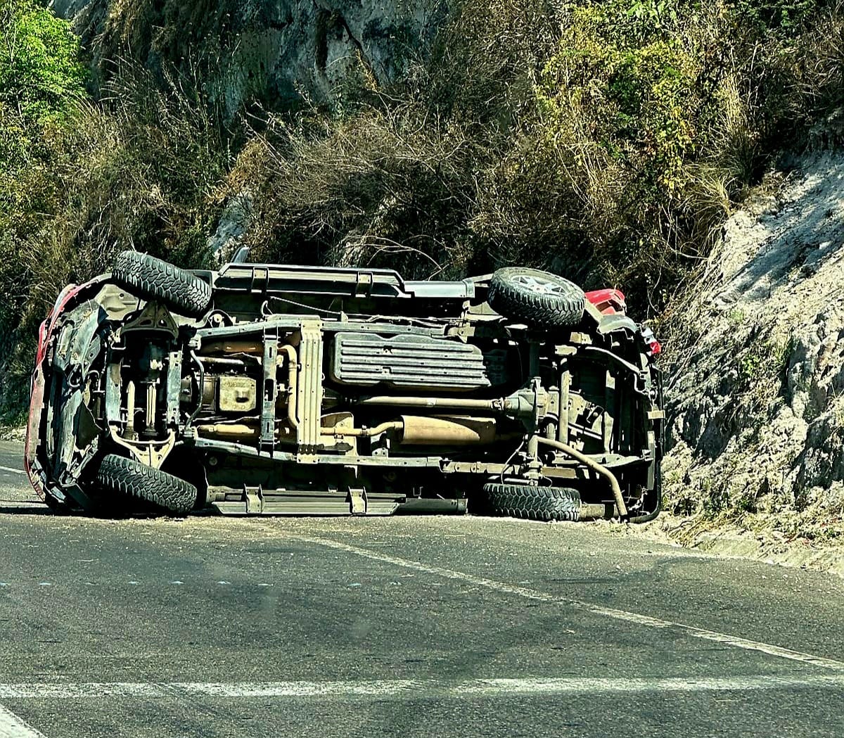 Vuelca camioneta rumbo a Santiago Undameo