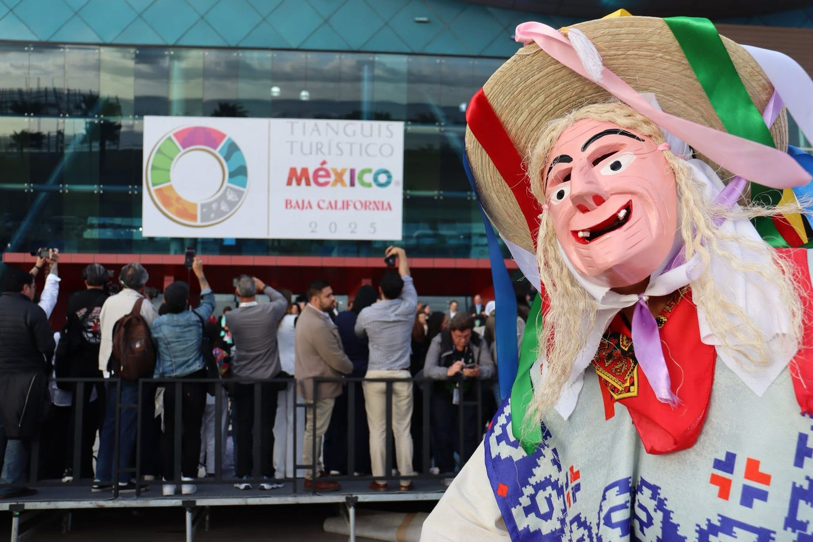Danza de los Viejitos cautiva en el Tianguis Turístico de Baja California