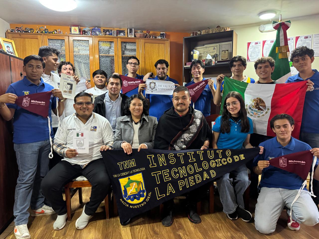 Estudiantes michoacanos triunfan en certamen internacional de robótica