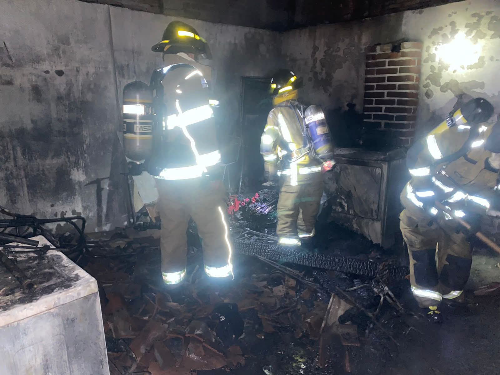 Policías de Morelia rescatan a dos adultos mayores y a cuatro niños de un incendio
