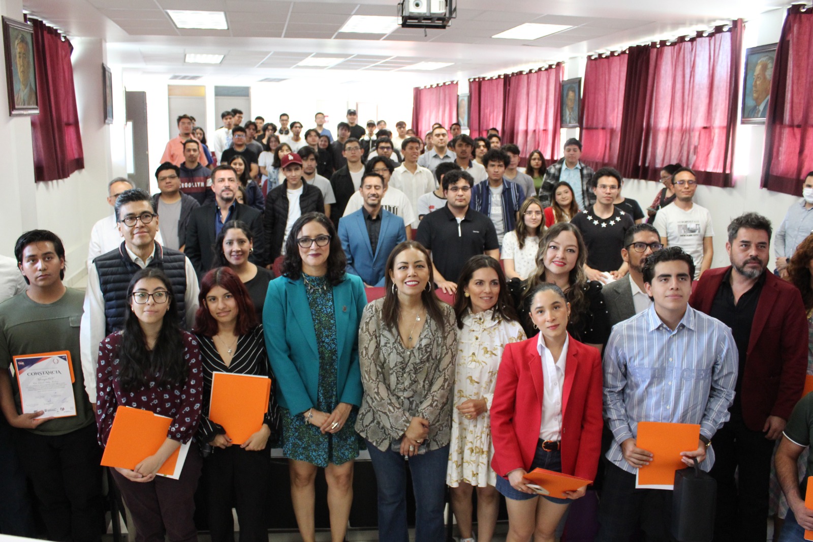 Premia Semmujeris a creadores de app para fortalecer estrategia de Punto Naranja