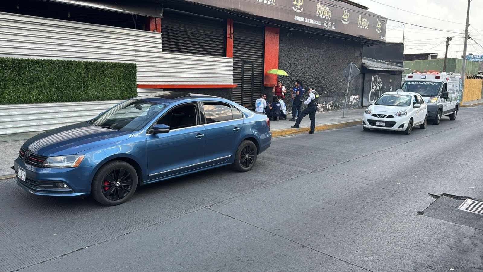 Agreden a taxista tras chocar otro vehículo