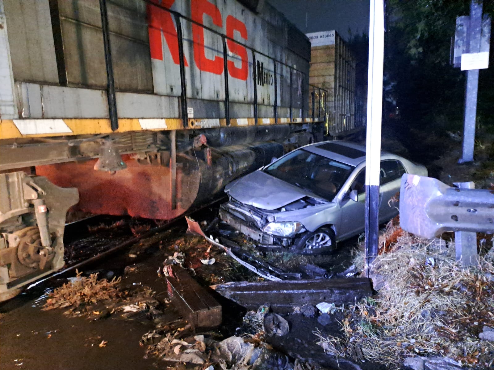 Se lleva el tren a un auto que quiso ganarle el paso; el conductor huyó