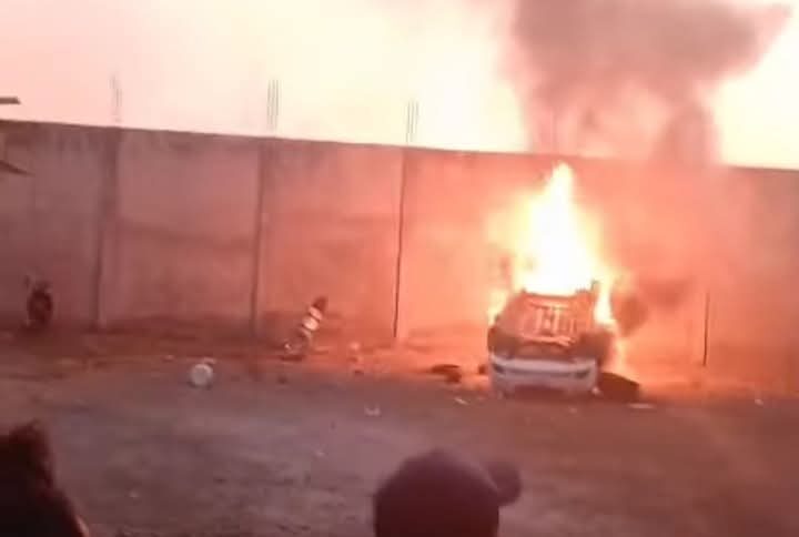 Habitantes de Taretan queman patrullas para exhibir abusos policiales