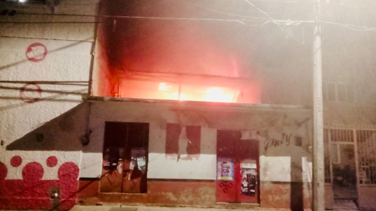 Tienda de abarrotes arde en llamas en Zacapu