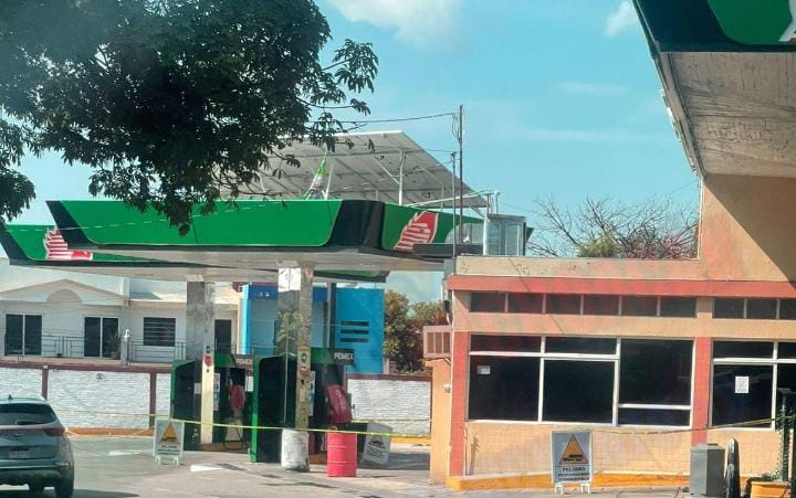 Cierre de gasolineras por amenazas del crimen organizado provoca compras de pánico de gasolina, en Buenavista
