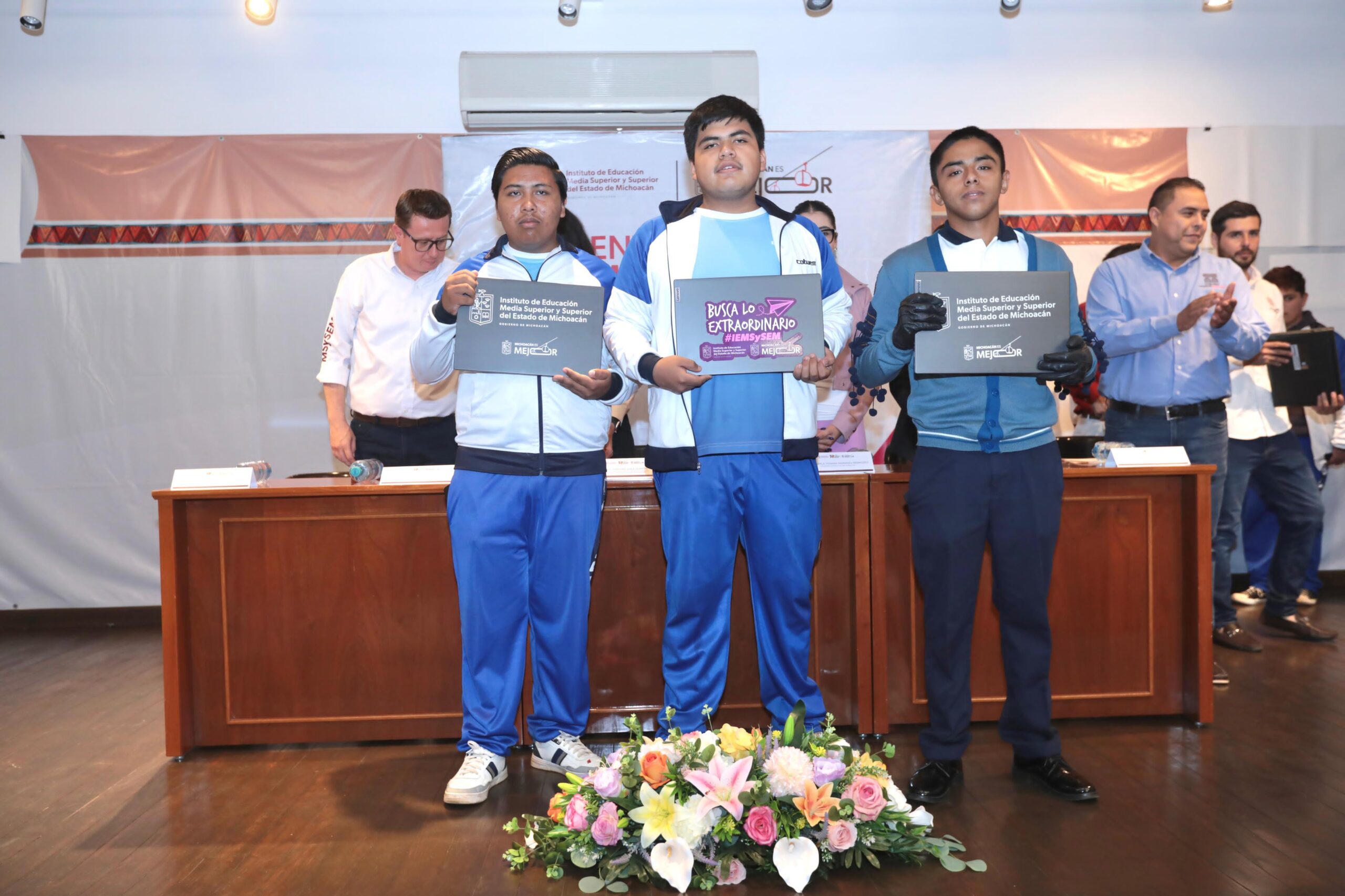 Educación con nuevas computadoras en Ario de Rosales y Cheranástico