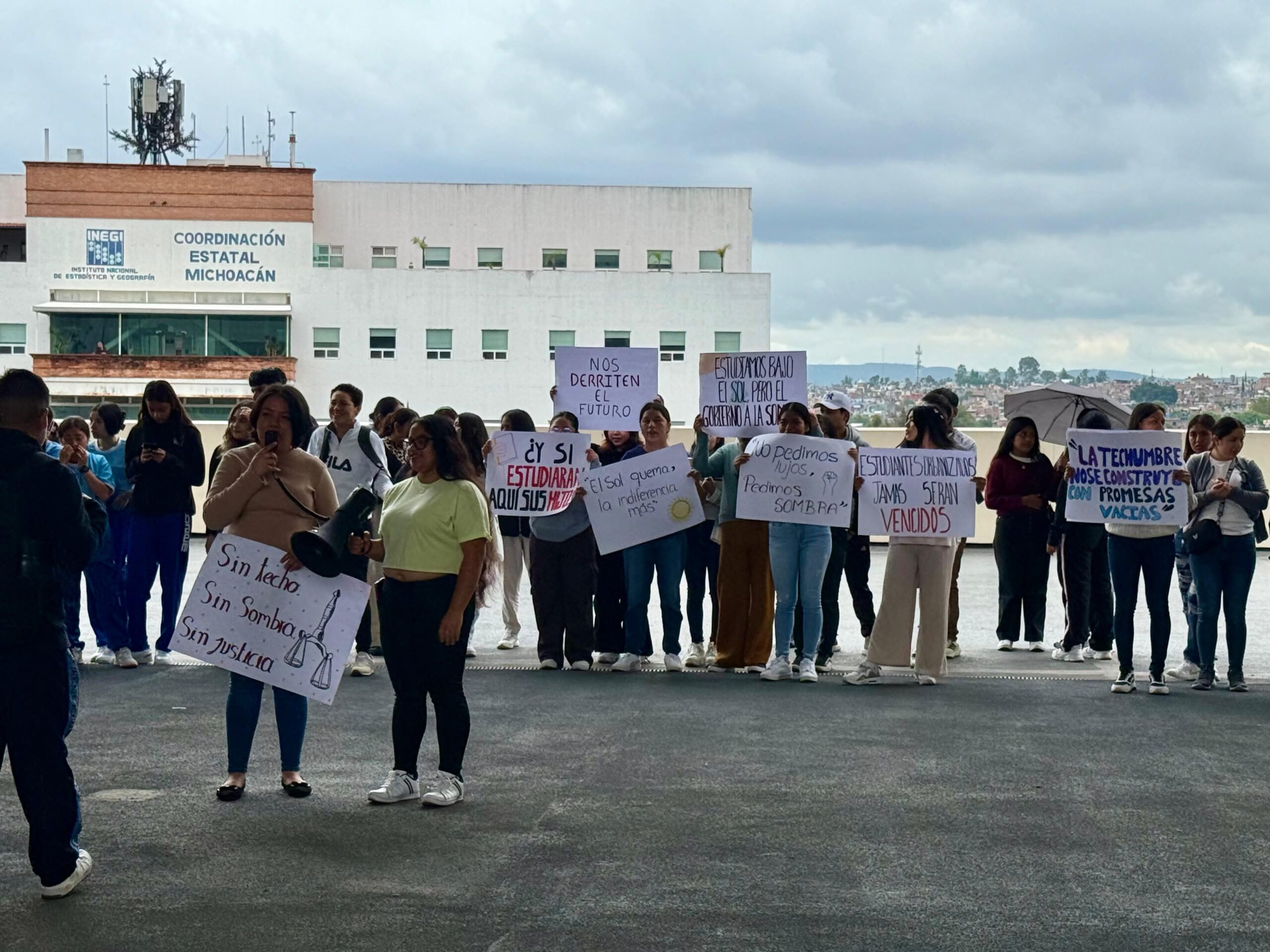 Estudiantes de la FNERRR exigen techumbres y mejoras en planteles