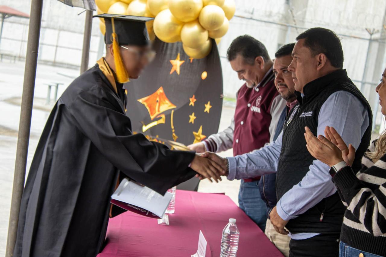 Se gradúan en Derecho y Ciencias Jurídicas dos privados de la libertad