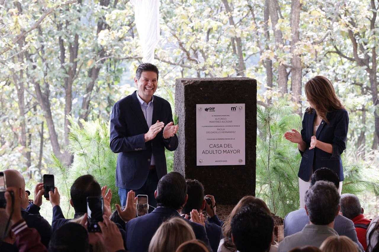 Alfonso Martínez y Paola Delgadillo colocan la primera piedra de la Casa del Adulto Mayor