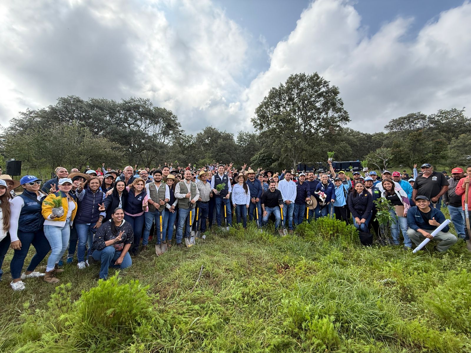 Pala en mano, salen a reforestar Morelia