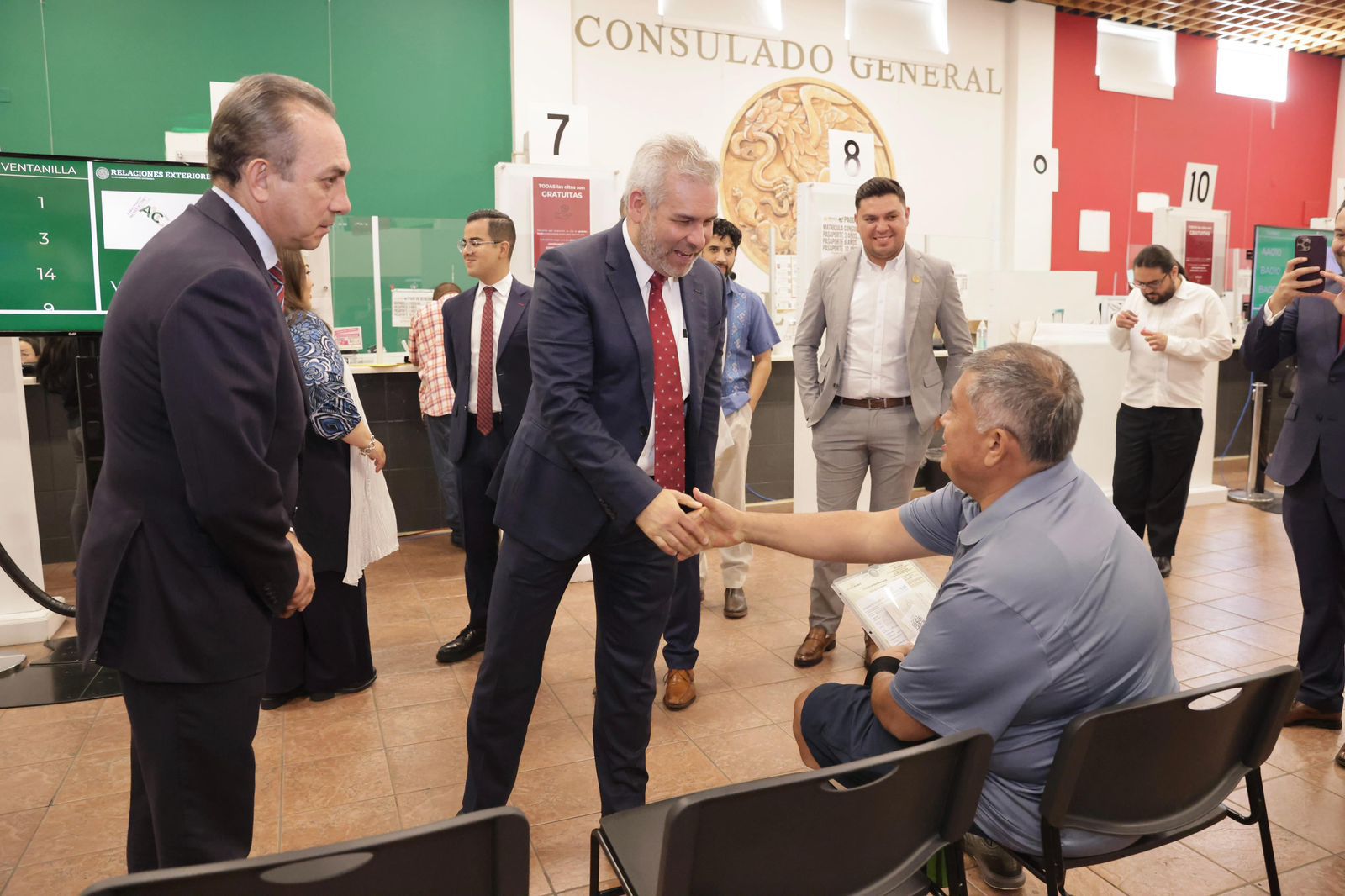 Bedolla estrecha relación con el consulado de Chicago en apoyo a migrantes