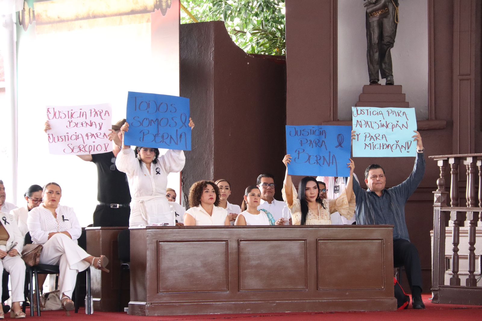 Ciudadanos protestan en Apatzingán por no poder entrar a la ceremonia de la Constitución de 1814