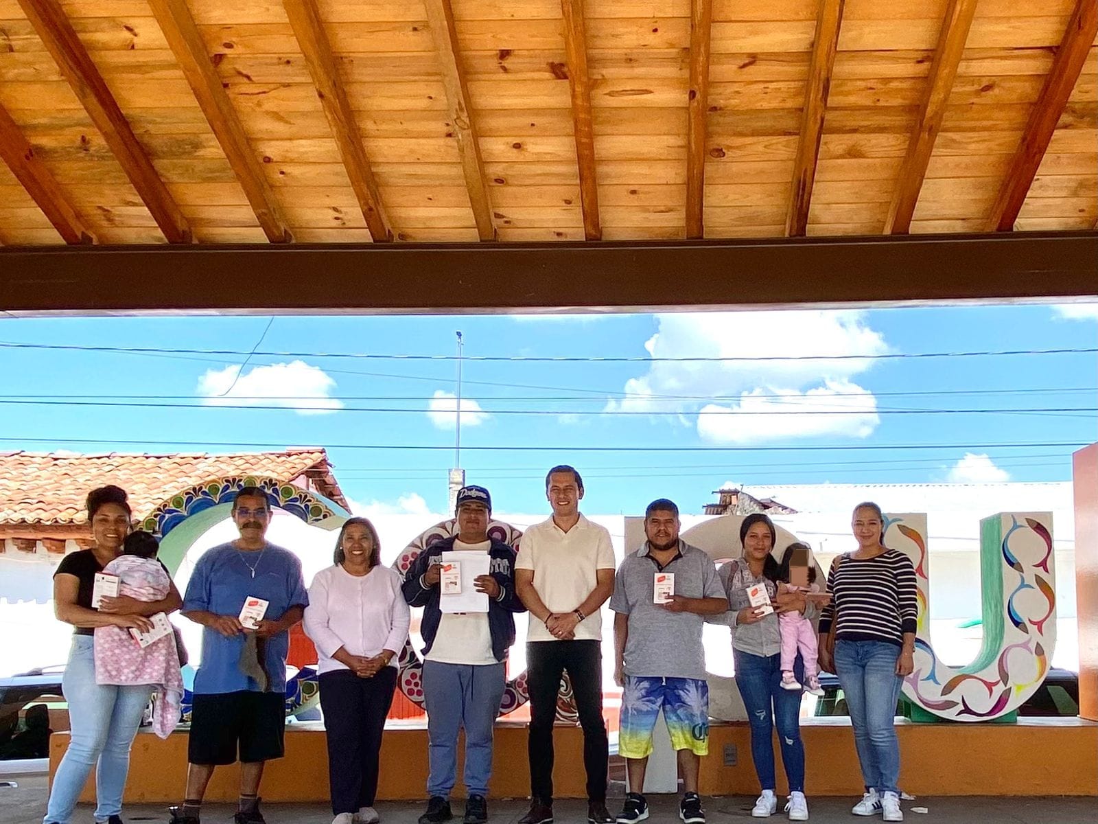 Entrega Sefeco aparatos de cobro a artesanos de Capula