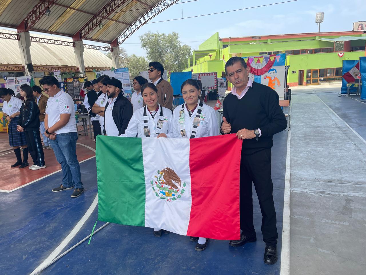 Alumnas del Cecytem representan a México en evento internacional de ciencia en Perú