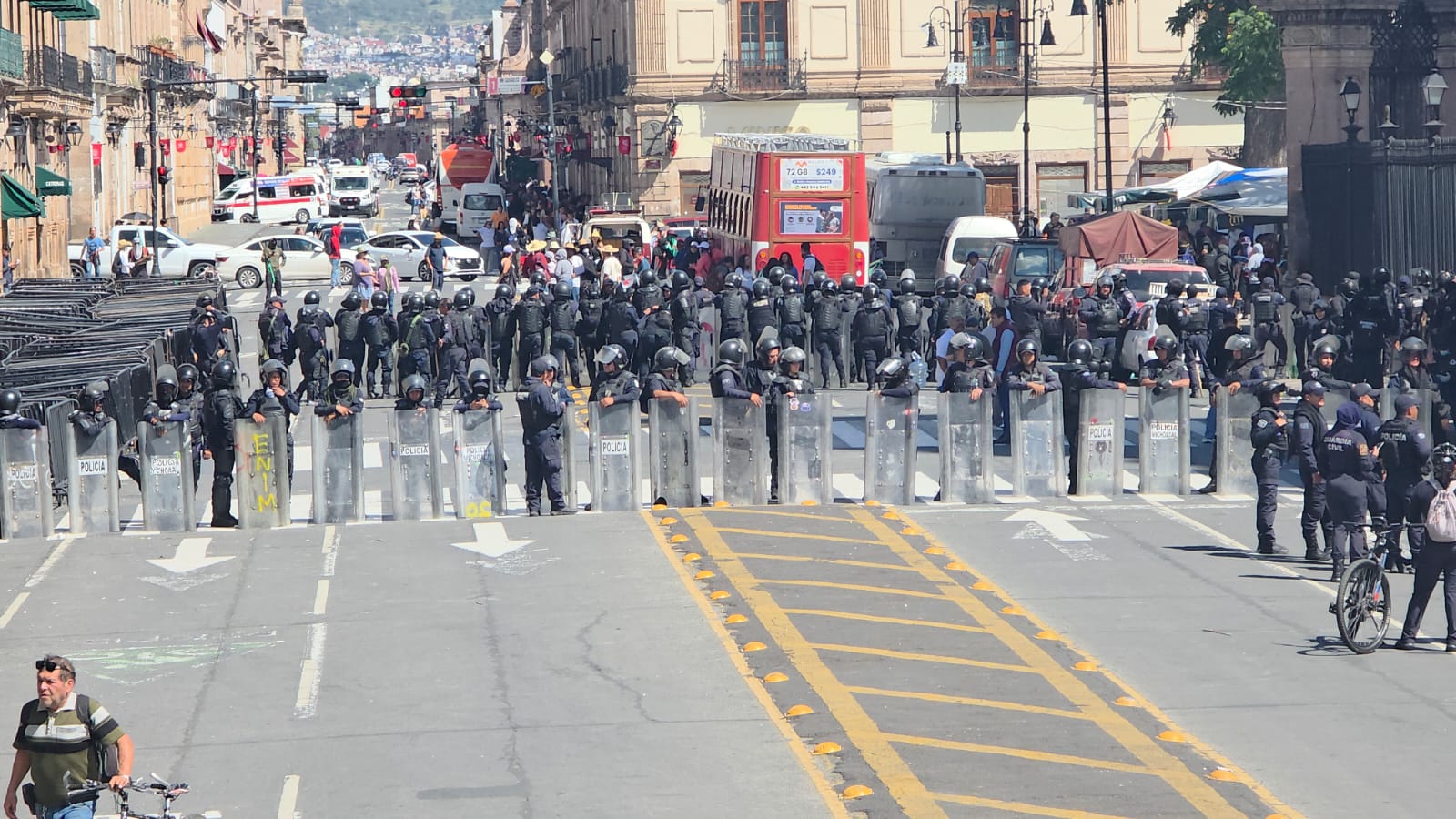 Denuncian cuatro policías de Morelia agresiones durante operativo contra el FNLS