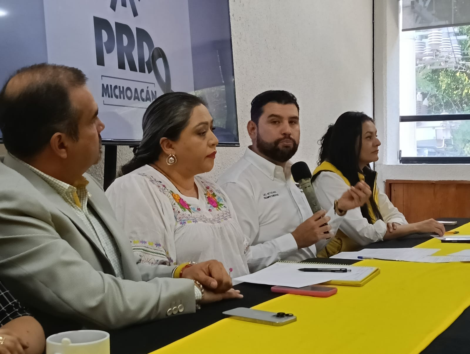 Presencia de diputados panistas en marcha por asesinato de Manzo mancha la manifestación