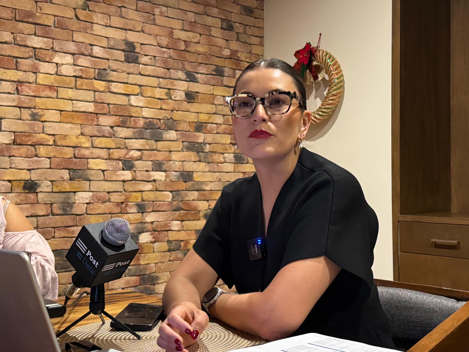 Revisan permisos para paraderos de taxistas.