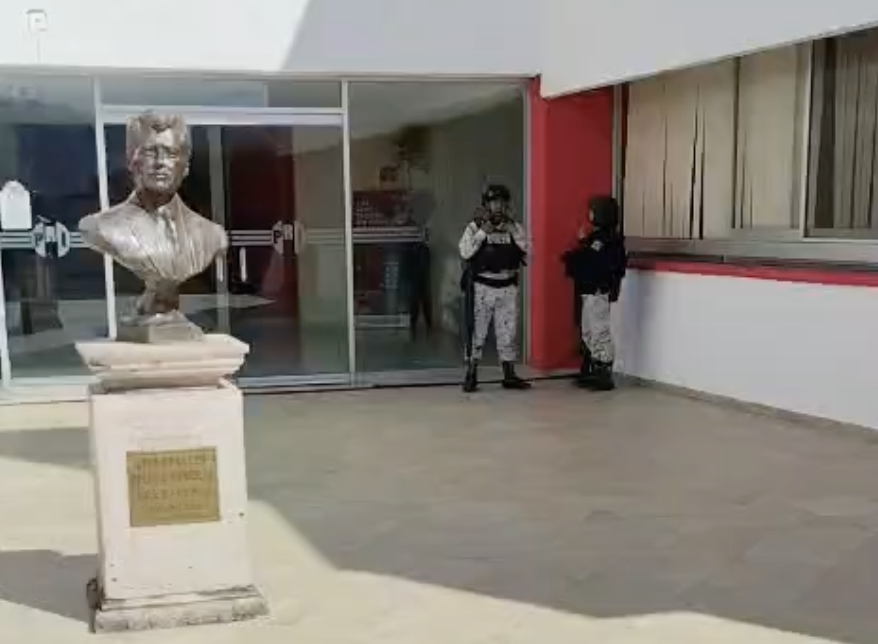 Patrullas de la Guardia Nacional resguardan sede del PRI y su dirigente, Guillermo Valencia