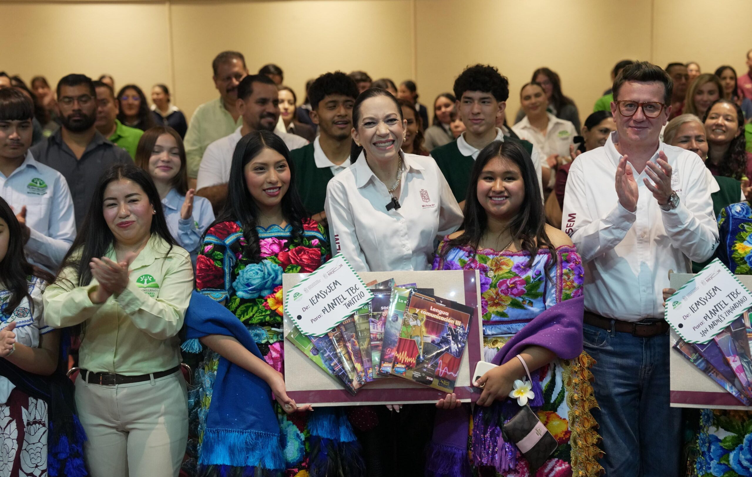 Reciben libros de texto Telebachilleratos Comunitarios de Michoacán