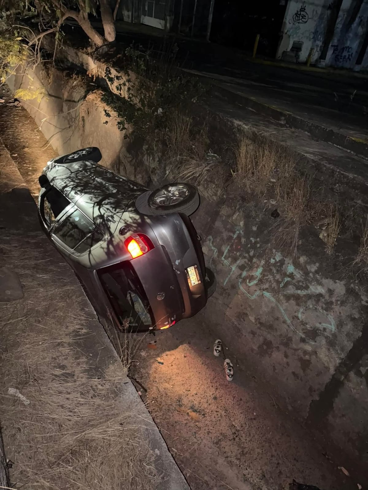Conductor fallece por caida a canal pluvial de fraccionamiento