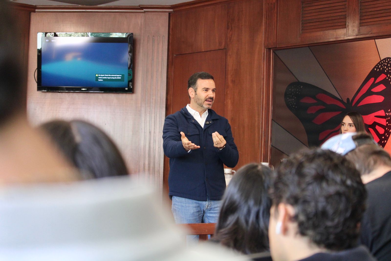 Yankel Benítez dialoga con jóvenes universitarios sobre participación ciudadana