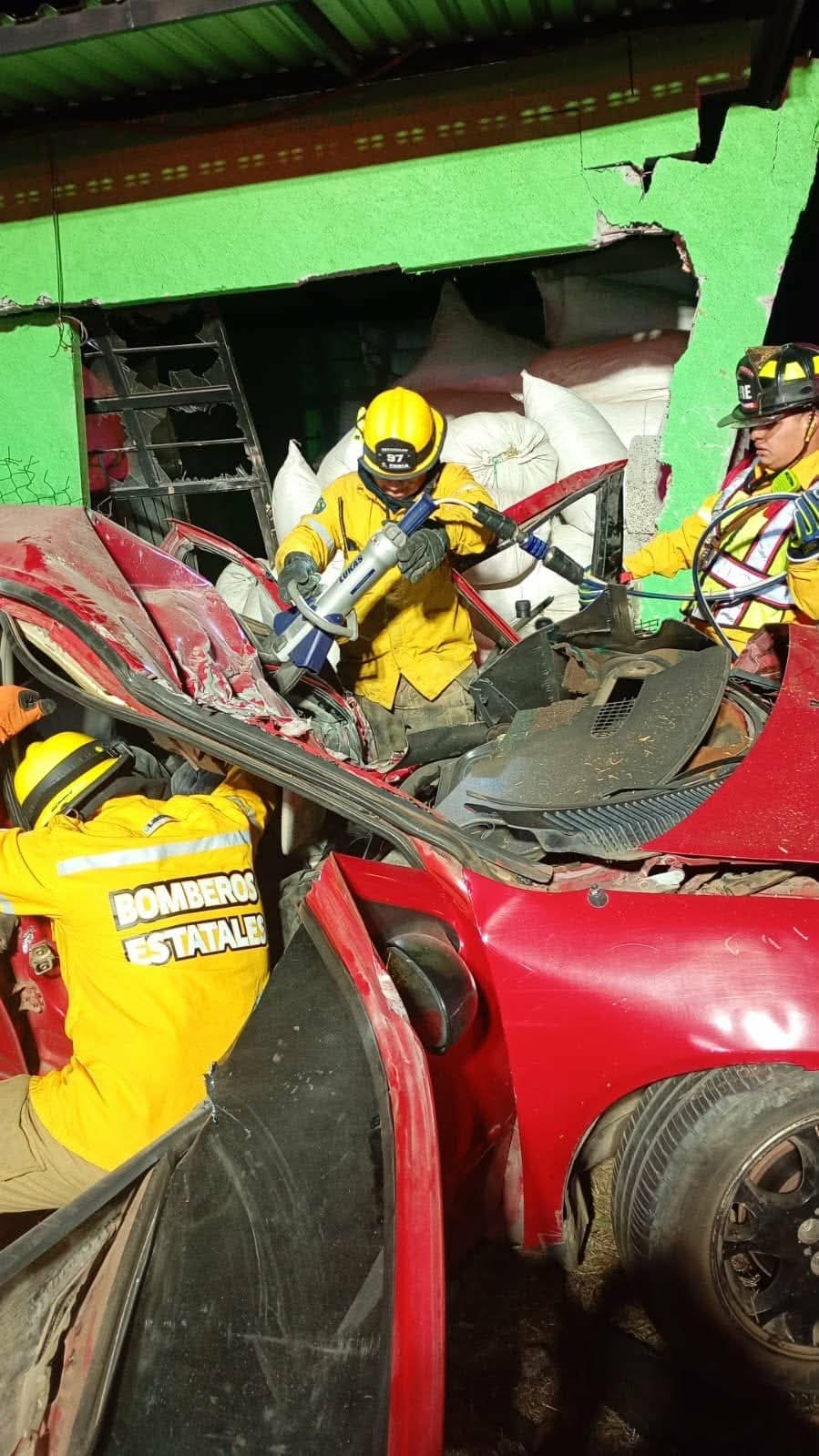 Conductor choca y queda prensado en su vehículo en la Morelia – Pátzcuaro