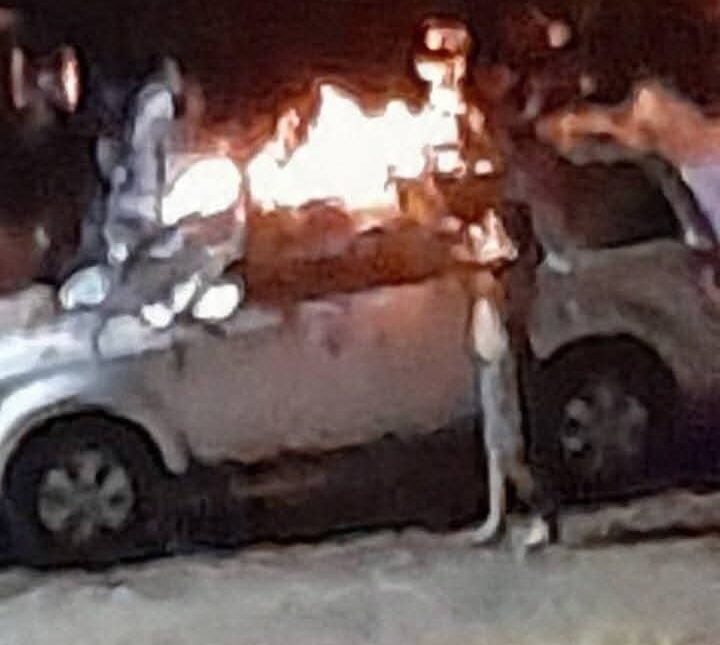 Intentan incendiar camioneta en colonia Lomas de Uruapan