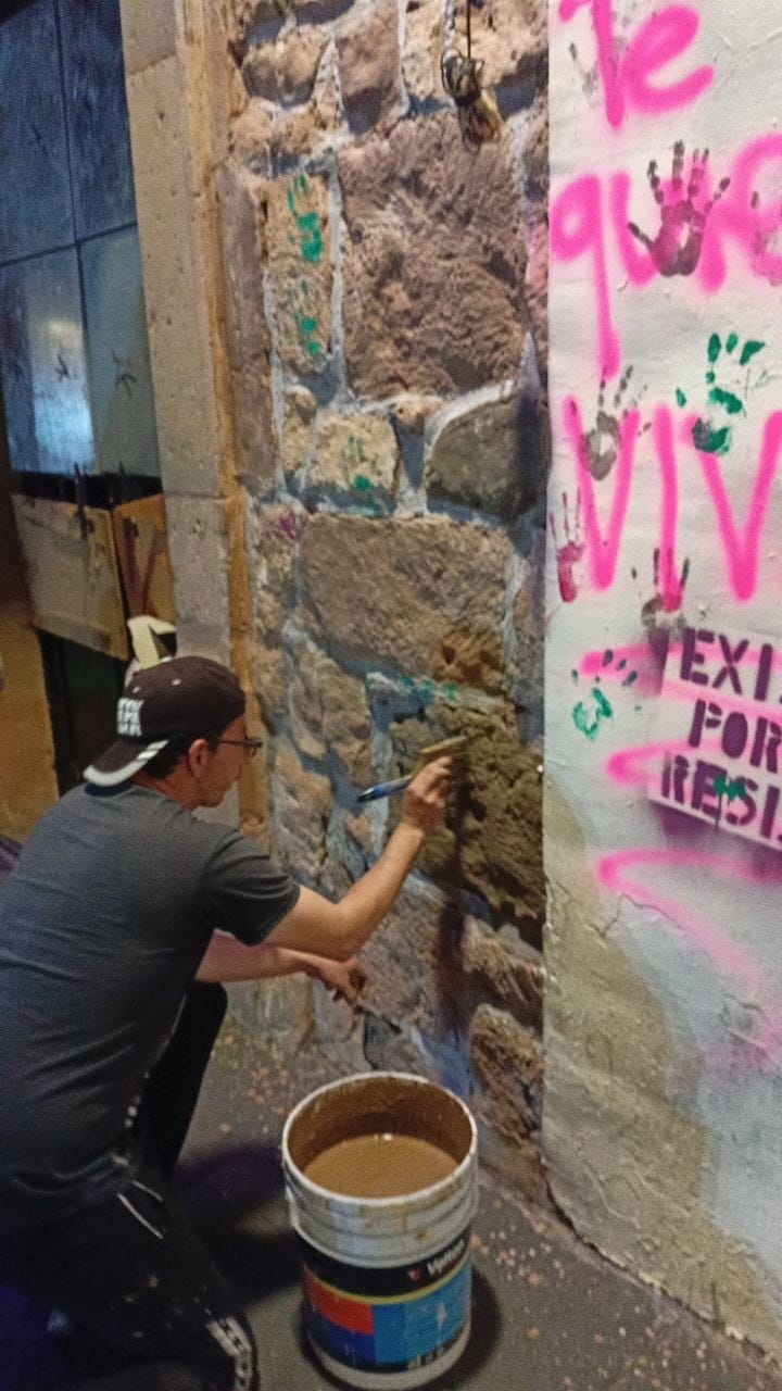 Limpieza de pintas y pegatinas tras marcha del 8M en el Centro Histórico de Morelia