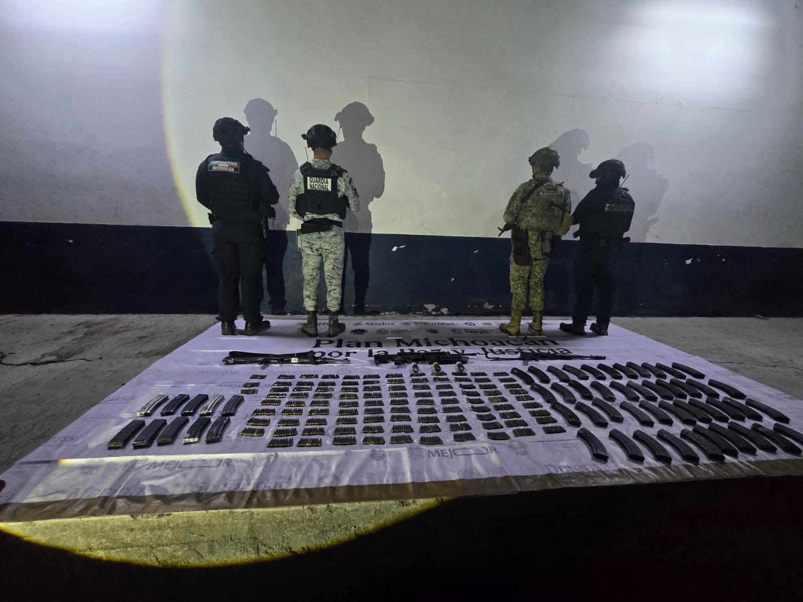 Aseguran armas, granadas y vehículos en operativo en Apatzingán