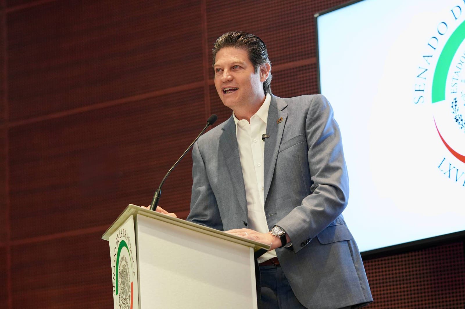 Refrenda Alfonso Martínez su compromiso con la juventud