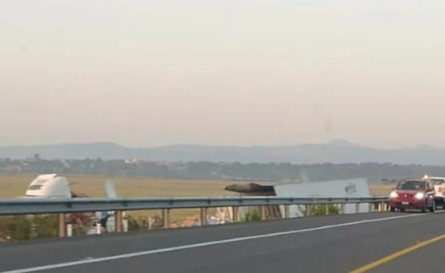 Arde tractocamión tras choque en Cuitzeo