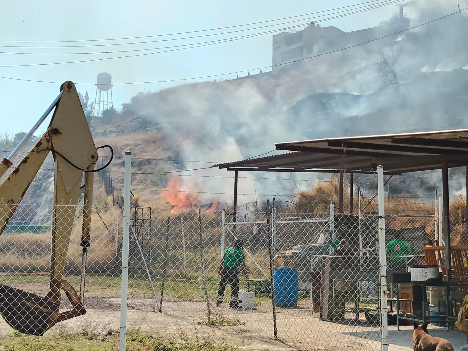 Con cubetas de agua, personal de gasolinera  intentaba apagar el incendio de pastizal