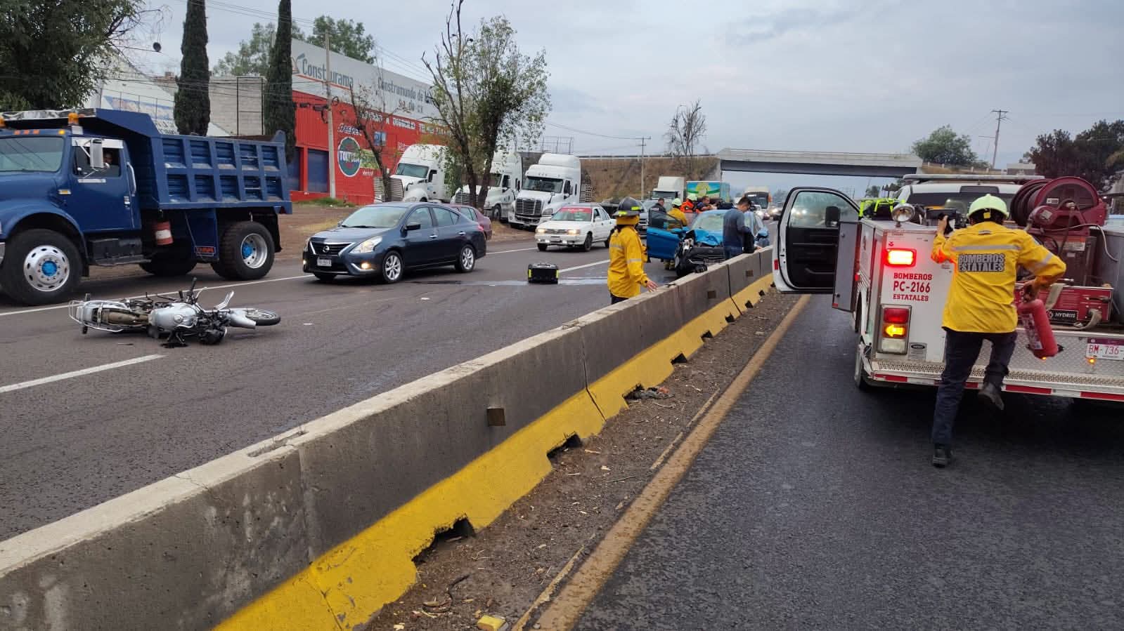 Choque entre auto y motocicleta deja un muerto y una lesionada en la Morelia–Pátzcuaro