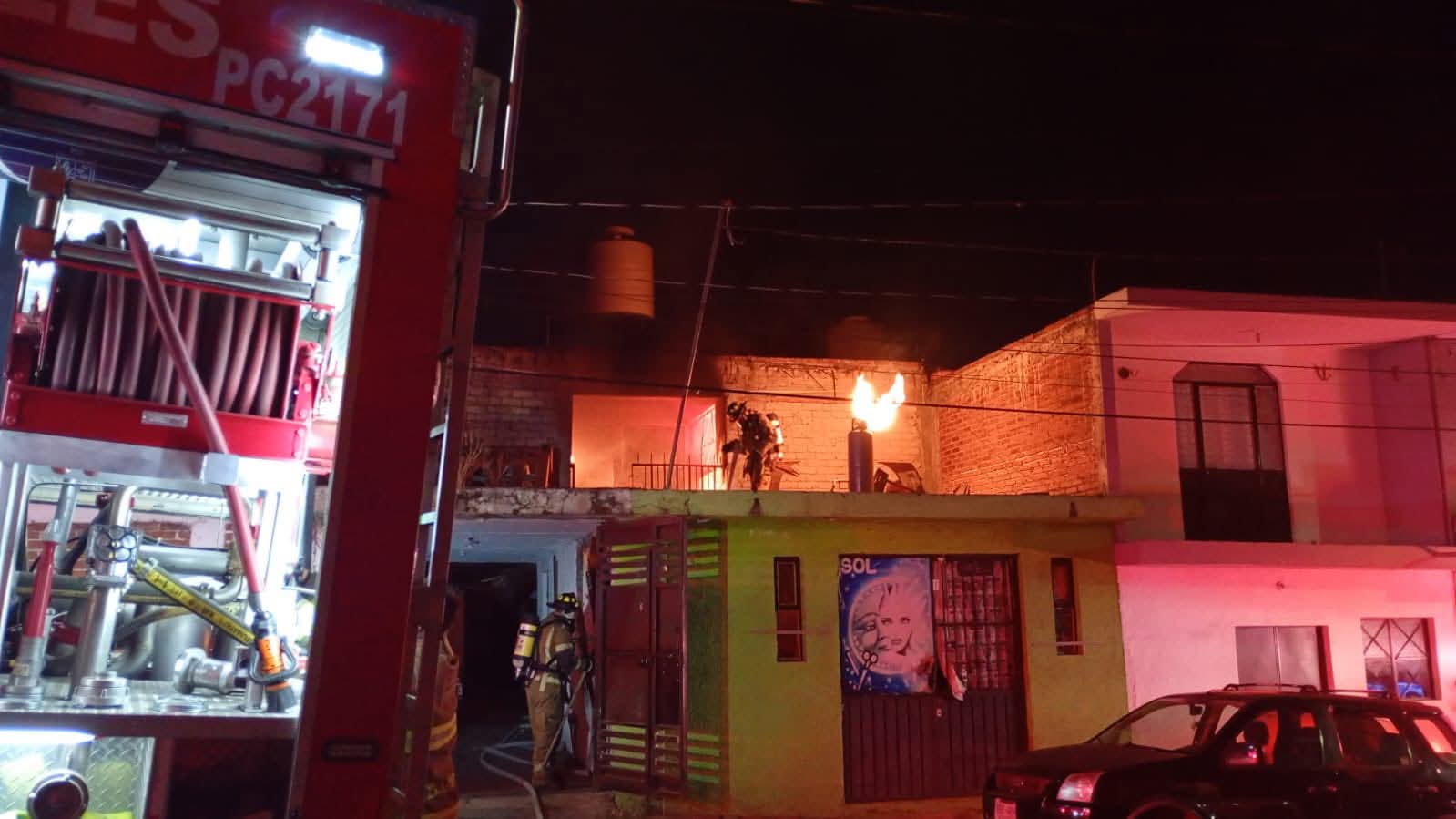 Muere hombre tras incendio por presunta fuga de gas en la Díaz Ordaz