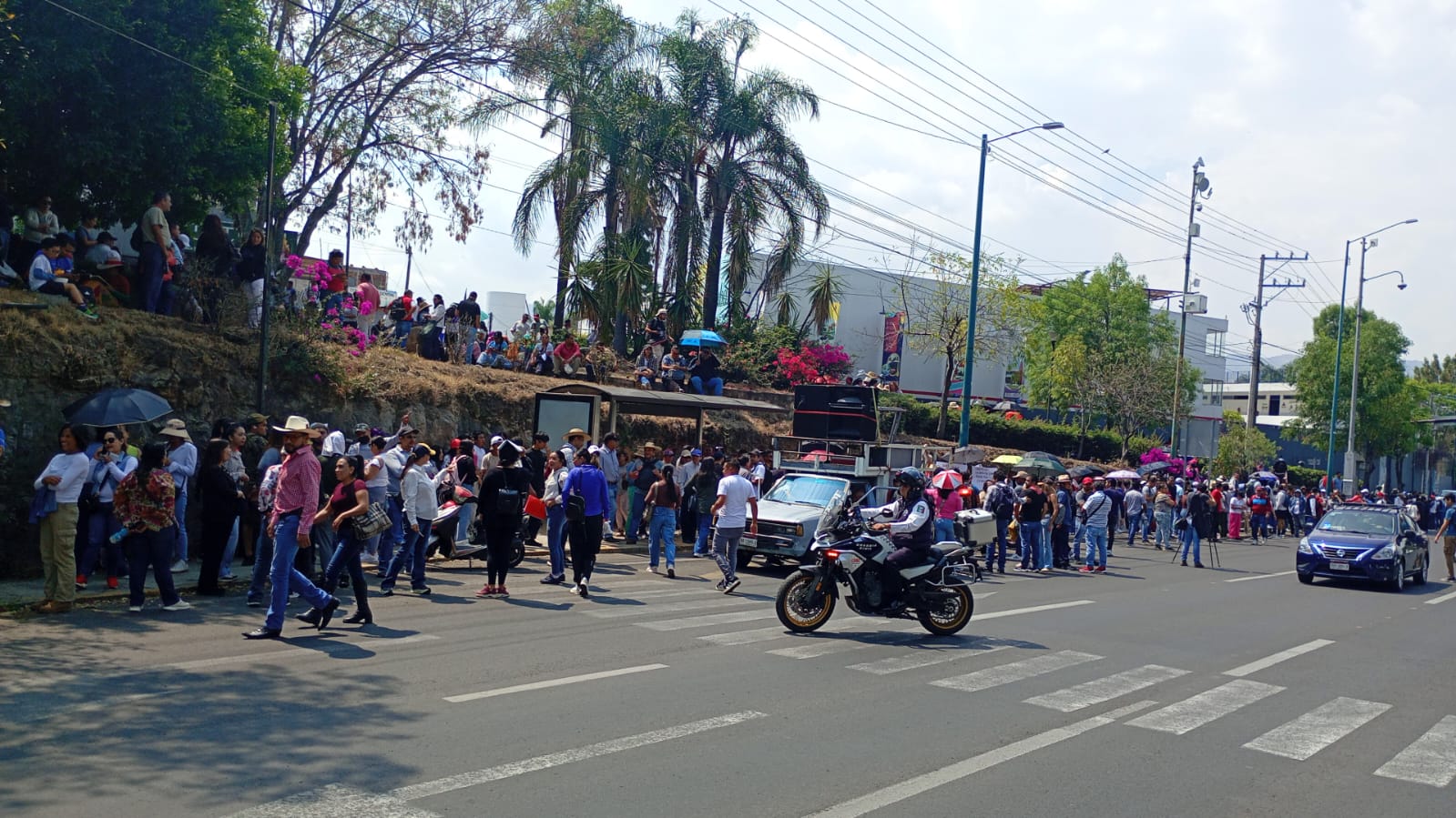 Marcha de maestros y bloqueos generan caos vial en Morelia