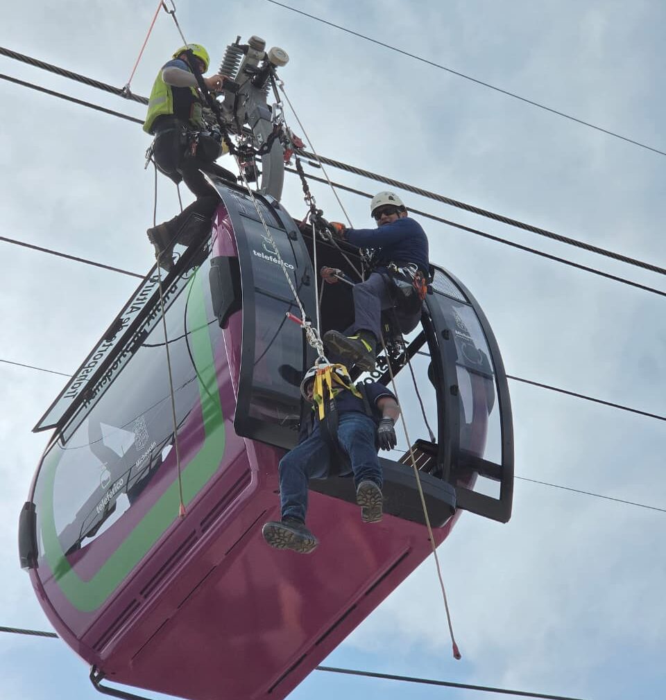 Paramédicos michoacanos se certifican en rescate especializado en teleféricos