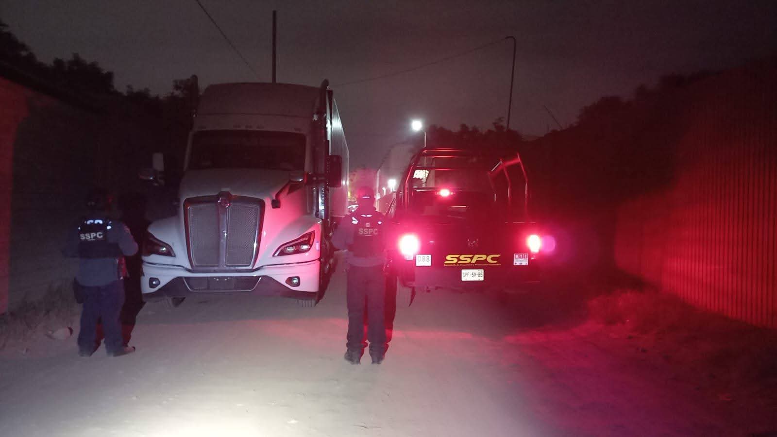 Recuperan tractocamión y camioneta robados en Uruapan