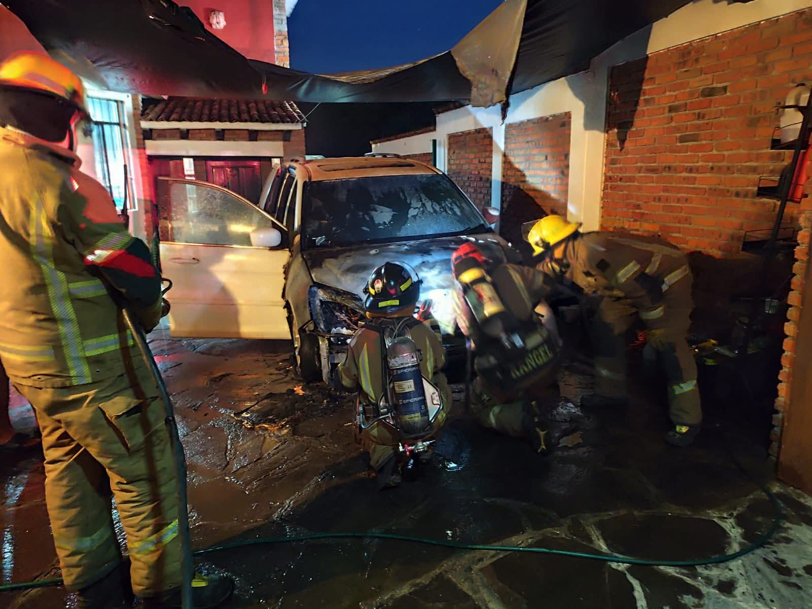 🔥 Se incendia vehículo dentro de una vivienda en Morelia