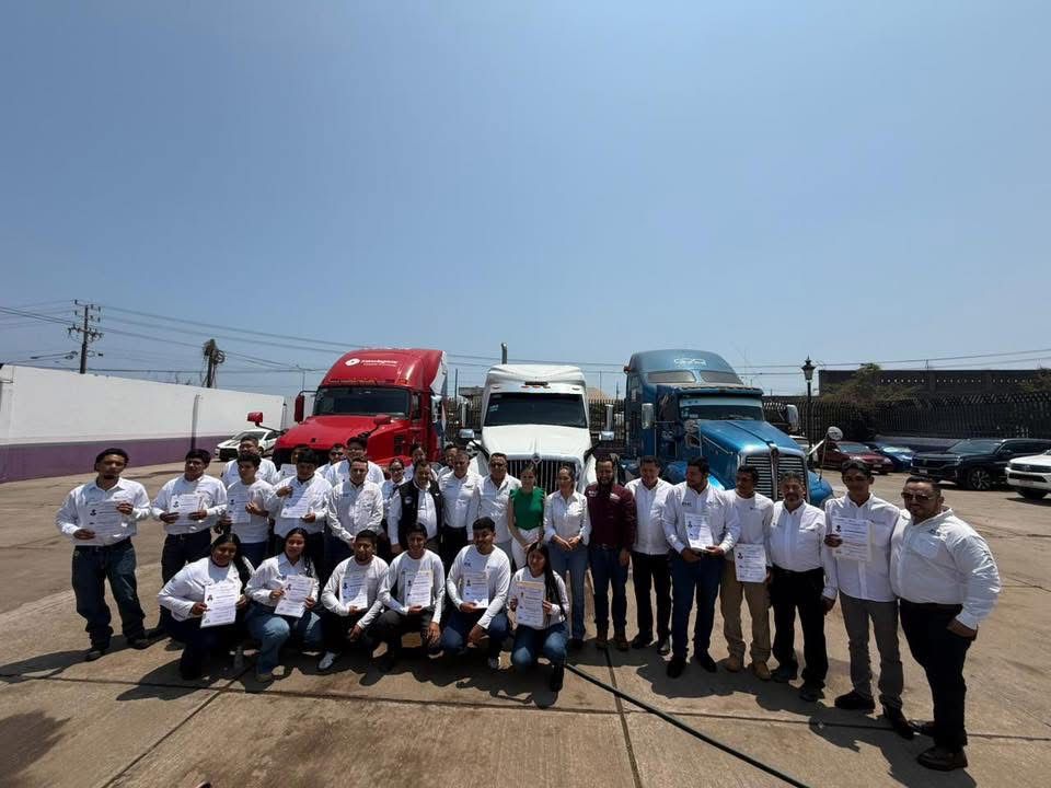 Egresa la primera generación de operadores de tractocamión en Lázaro Cárdenas