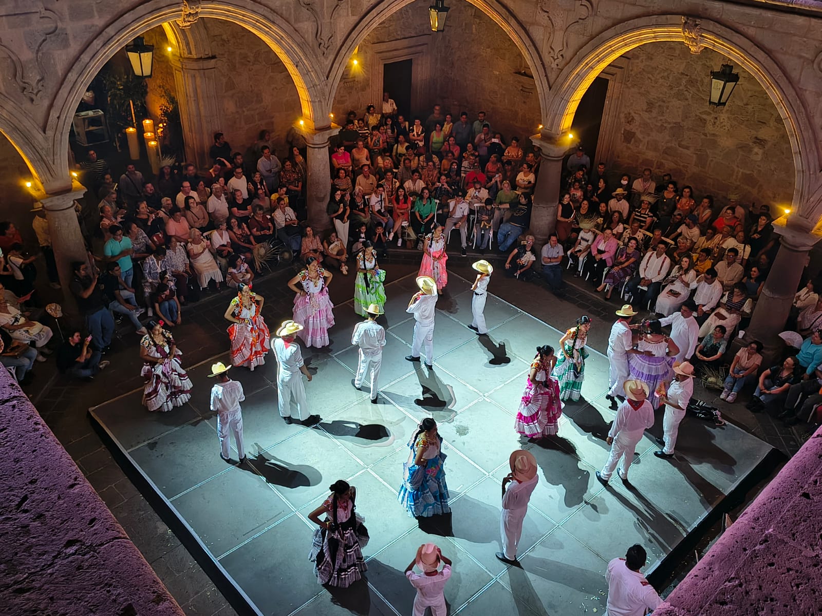 Palacio Municipal brilló con el folclor, la música y la tradición de La Guelaguetza