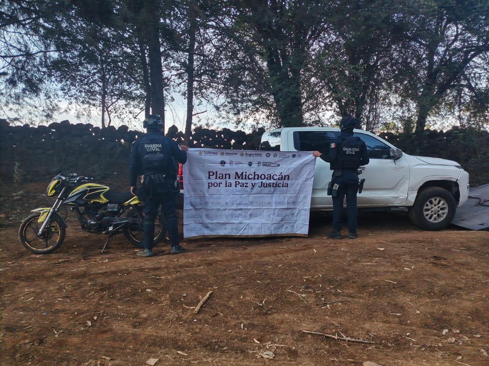 🚨 Aseguran camioneta baleada, moto robada y equipo táctico en Pátzcuaro