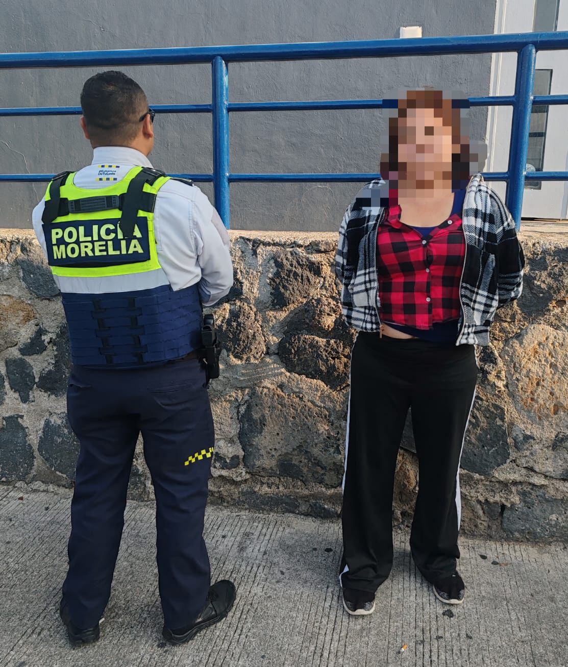 🚨 Mujer es detenida por presunto fraude a adulto mayor en Banco del Bienestar