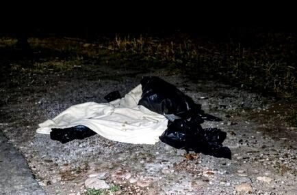 Hallan cuerpo desmembrado junto a carretera en Apatzingán